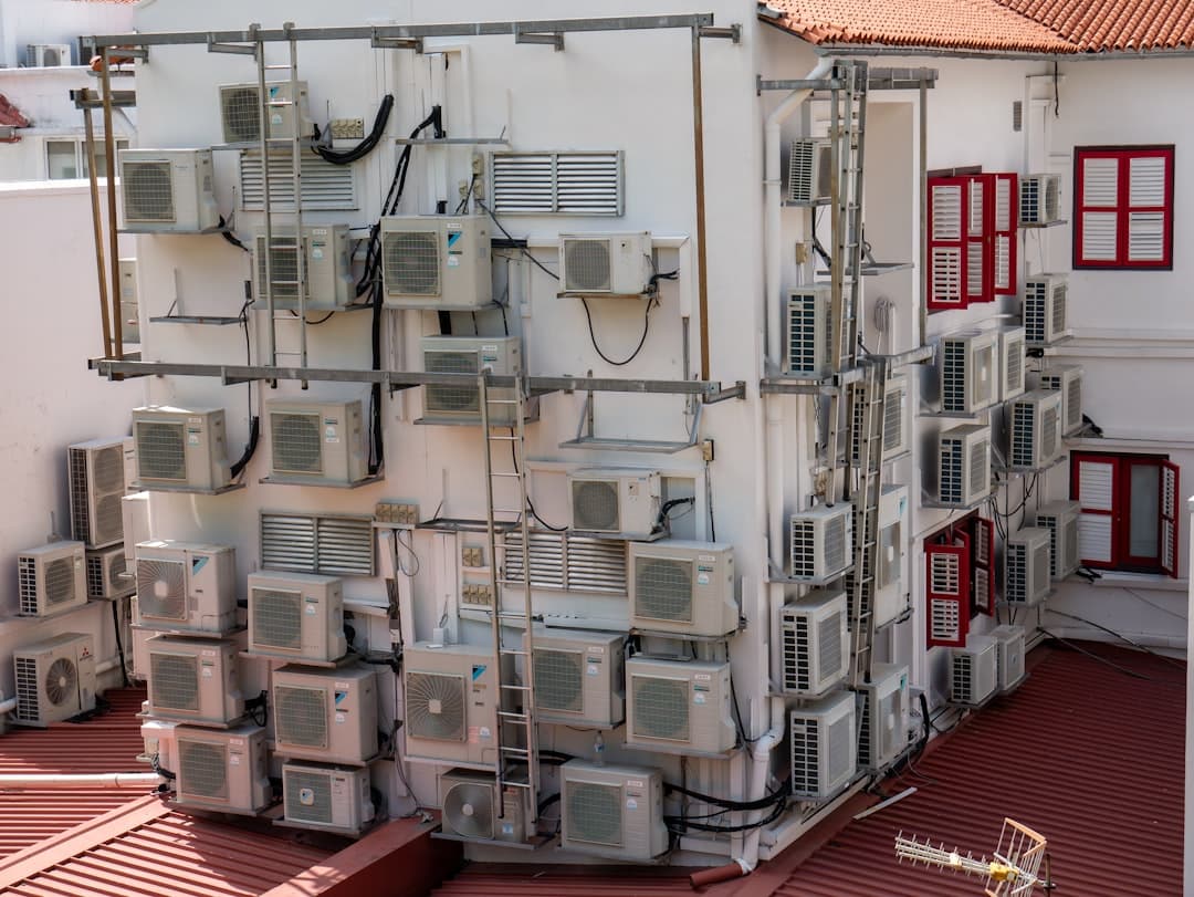 Dutzende Klimaaußengeräte hängen dicht an dicht an der Fassade und auf den Dächern eines weißen Gebäudes